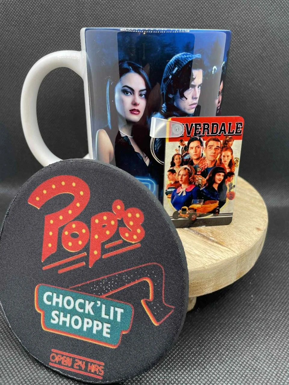 🎁 Coffret Mug – Mug + Porte-clés + Dessous de Tasse – Riverdale 🖤🍒